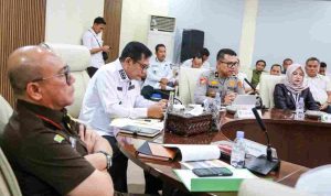 Gupati Muba, HM Toha saat meimpin Rapat Evaluasi Penanganan Karhutbunlah yang digelar BPBD Muba, Selasa (9/9/2026) di ruang rapat Serasan Sekate. Foto: Kominfo Muba.