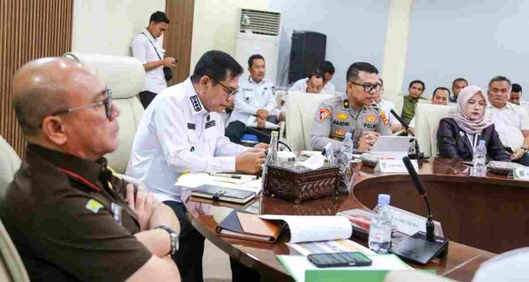 Gupati Muba, HM Toha saat meimpin Rapat Evaluasi Penanganan Karhutbunlah yang digelar BPBD Muba, Selasa (9/9/2026) di ruang rapat Serasan Sekate. Foto: Kominfo Muba.