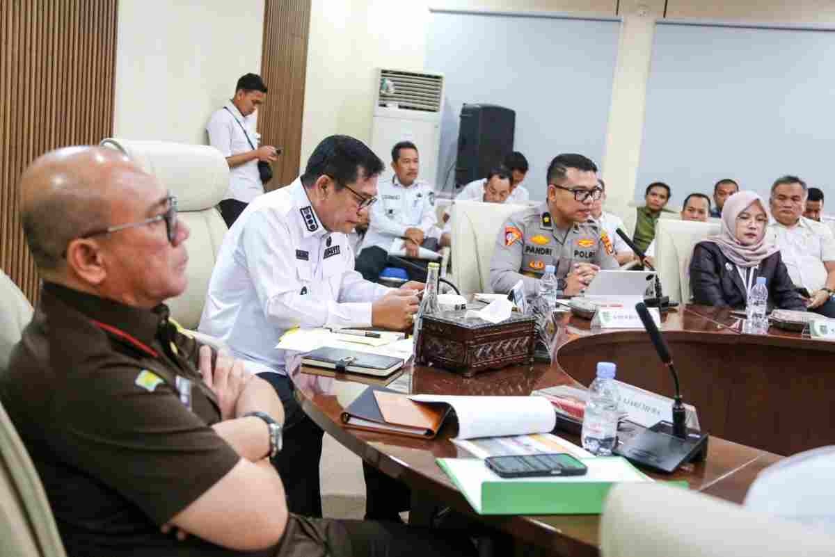 Gupati Muba, HM Toha saat meimpin Rapat Evaluasi Penanganan Karhutbunlah yang digelar BPBD Muba, Selasa (9/9/2026) di ruang rapat Serasan Sekate. Foto: Kominfo Muba.