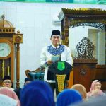 Bupati Musi Banyuasin HM Toha Tohet, SH menyempatkan hadir dalam peringatan Maulid Nabi Muhammad SAW 1448 Hijriah/2026 Masehi di Masjid At-Tauhid, Desa Sungai Angit, Kecamatan Babat Toman, Sabtu (12/9/2026) malam. Foto: Kominfo Muba.