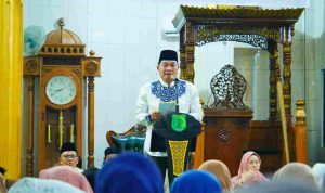 Bupati Musi Banyuasin HM Toha Tohet, SH menyempatkan hadir dalam peringatan Maulid Nabi Muhammad SAW 1448 Hijriah/2026 Masehi di Masjid At-Tauhid, Desa Sungai Angit, Kecamatan Babat Toman, Sabtu (12/9/2026) malam. Foto: Kominfo Muba.