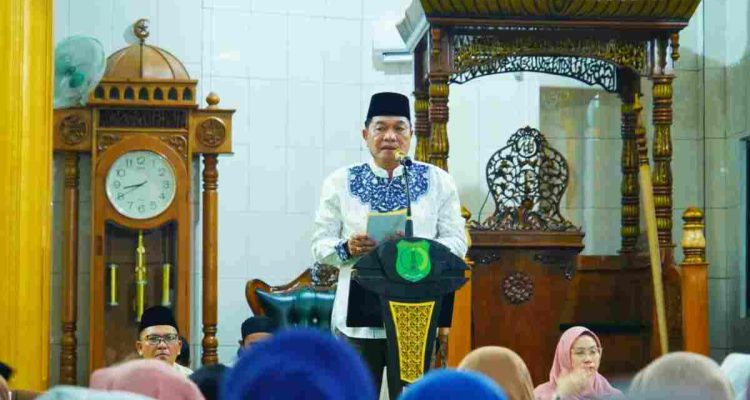 Bupati Musi Banyuasin HM Toha Tohet, SH menyempatkan hadir dalam peringatan Maulid Nabi Muhammad SAW 1448 Hijriah/2026 Masehi di Masjid At-Tauhid, Desa Sungai Angit, Kecamatan Babat Toman, Sabtu (12/9/2026) malam. Foto: Kominfo Muba.