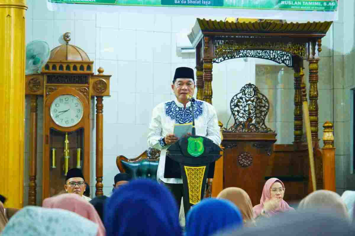 Bupati Musi Banyuasin HM Toha Tohet, SH menyempatkan hadir dalam peringatan Maulid Nabi Muhammad SAW 1448 Hijriah/2026 Masehi di Masjid At-Tauhid, Desa Sungai Angit, Kecamatan Babat Toman, Sabtu (12/9/2026) malam. Foto: Kominfo Muba.
