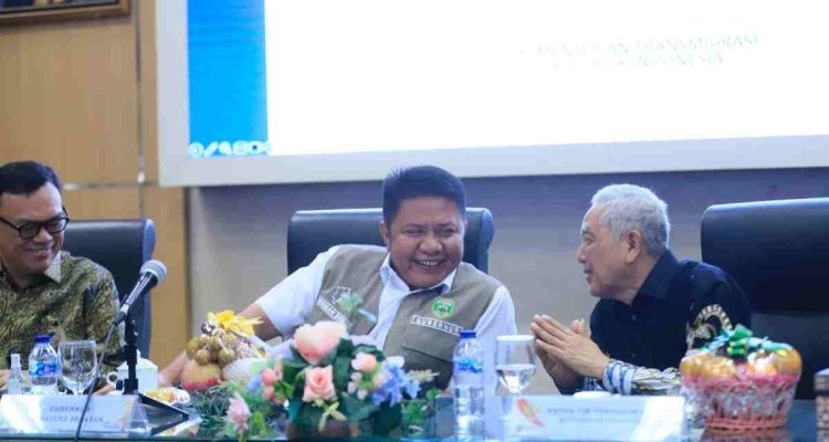 Gubernur Sumsel, Herman Deru saat membuka Focus Group Discussion (FGD) RUU Ketransmigrasian bersama Stakeholder di Provinsi Sumatera Selatan yang diselenggarakan Tim Penyusun Rancangan Undang-Undang Ketransmigrasian Universitas Gadjah Mada (UGM) di Auditorium Bina Praja, Kamis (10/9/2026) pagi. Foto: Humas Pemprov Sumsel.