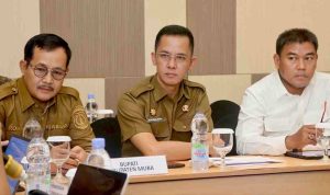 Wakil Bupati Musi Banyuasin, Abdur Rohman Husen, didampingi Staf ahli Bidang Politik, Hukum dan Pemerintahan,Dr. Drs. H. Iskandar Syahrianto, Kepala Dinas Perkebunan Drs. Bustanul Arifin, Kabag Hukum Yunita, SH, MH saat rapat tentang percepatan pembebasan lahan tol Betung-Tempino, Jambi. Foto: Kominfo Muba.