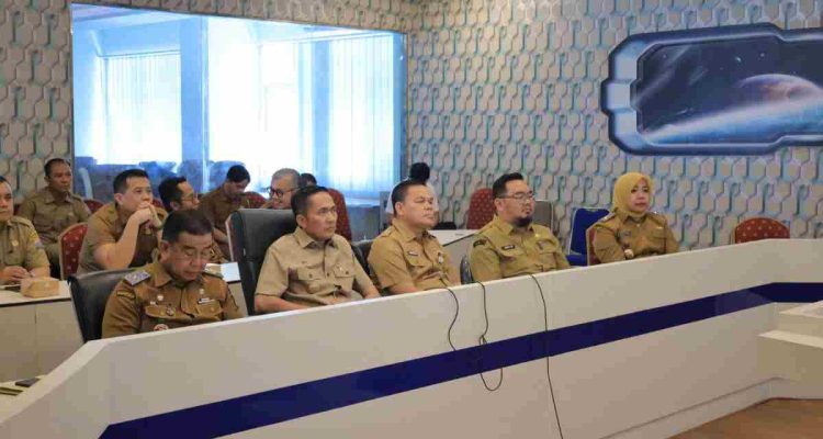 Secara daring Wali Kota Palembang Ratu Dewa mengikuti Rapat Kerja Komisi II DPR RI bersama Menteri Dalam Negeri, Menteri Agraria dan Tata Ruang/Kepala BPN, serta Rapat Dengar Pendapat dengan para gubernur, bupati, wali kota se-Indonesia dan Plt. Kepala Badan Bank Tanah, Selasa (15/9/2026). Foto: Kominfo Palembang.