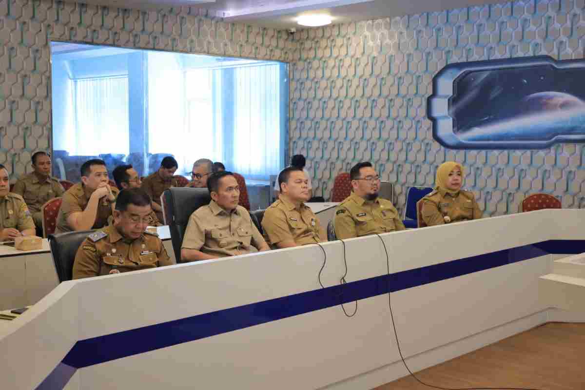 Secara daring Wali Kota Palembang Ratu Dewa mengikuti Rapat Kerja Komisi II DPR RI bersama Menteri Dalam Negeri, Menteri Agraria dan Tata Ruang/Kepala BPN, serta Rapat Dengar Pendapat dengan para gubernur, bupati, wali kota se-Indonesia dan Plt. Kepala Badan Bank Tanah, Selasa (15/9/2026). Foto: Kominfo Palembang.