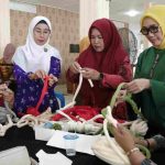 Kegiatan pelatihan keterampilan kerajinan tangan chunky bag di Gedung Perjuangan Wanita, Kamis (24/9/2026). Foto: Humas Pemprov Sumsel.