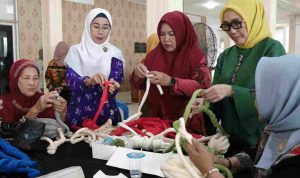 wanita-40kb Kegiatan pelatihan keterampilan kerajinan tangan chunky bag di Gedung Perjuangan Wanita, Kamis (24/9/2026). Foto: Humas Pemprov Sumsel.