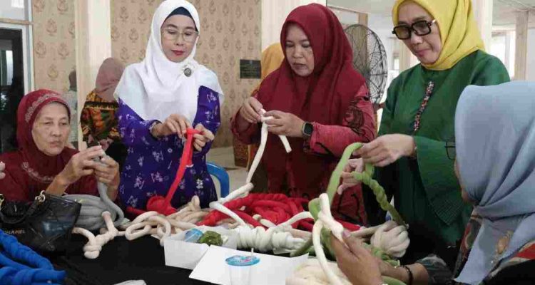Kegiatan pelatihan keterampilan kerajinan tangan chunky bag di Gedung Perjuangan Wanita, Kamis (24/9/2026). Foto: Humas Pemprov Sumsel.