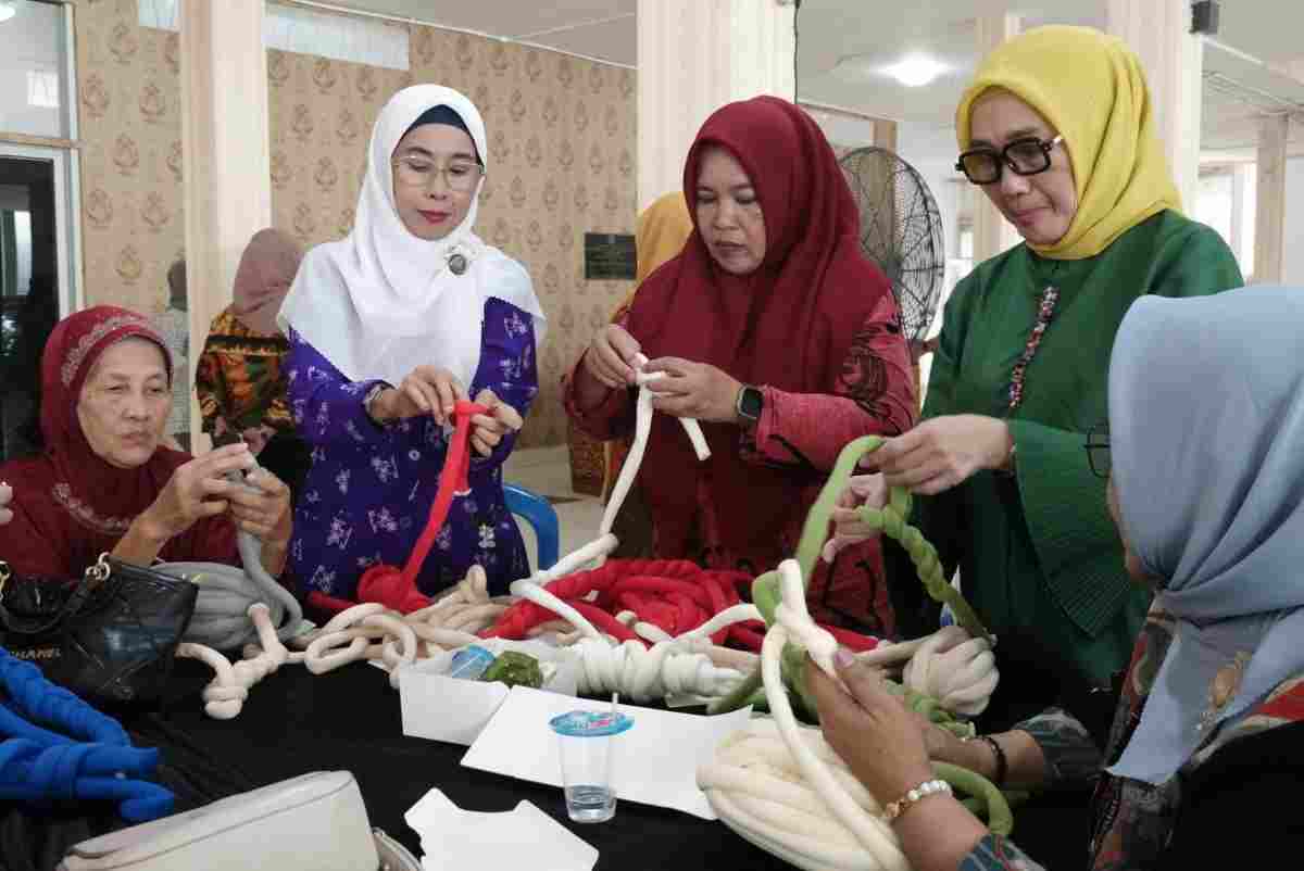 Kegiatan pelatihan keterampilan kerajinan tangan chunky bag di Gedung Perjuangan Wanita, Kamis (24/9/2026). Foto: Humas Pemprov Sumsel.