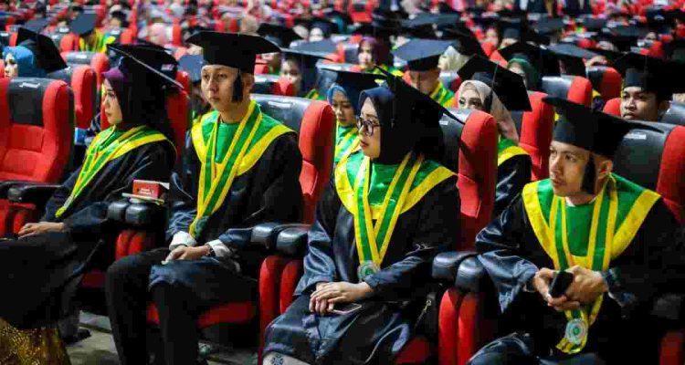Lebih dari 200 mahasiswa Institut Rahmaniyah Sekayu resmi menyandang gelar sarjana dalam Rapat Senat Terbuka Wisuda XXVIII Tahun 2026 di Opproom Pemkab Muba, Kamis (24/9/2026). Foto: Kominfo Muba.