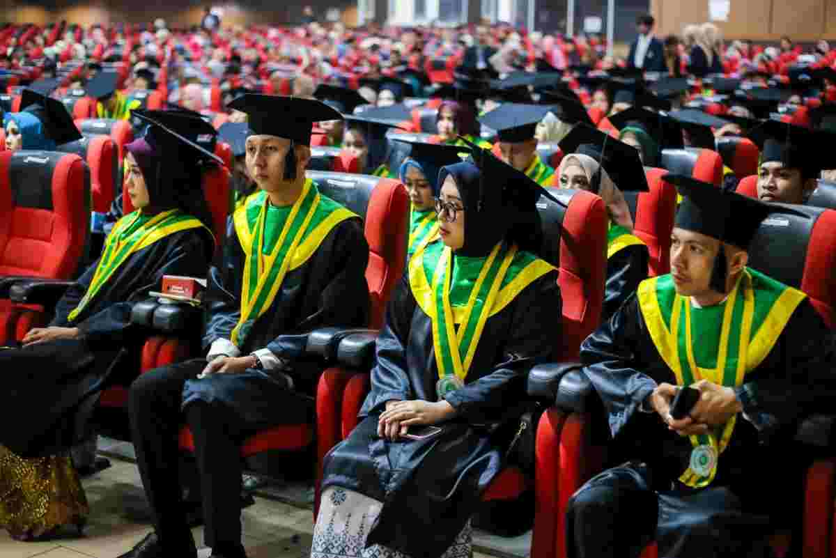 Lebih dari 200 mahasiswa Institut Rahmaniyah Sekayu resmi menyandang gelar sarjana dalam Rapat Senat Terbuka Wisuda XXVIII Tahun 2026 di Opproom Pemkab Muba, Kamis (24/9/2026). Foto: Kominfo Muba.