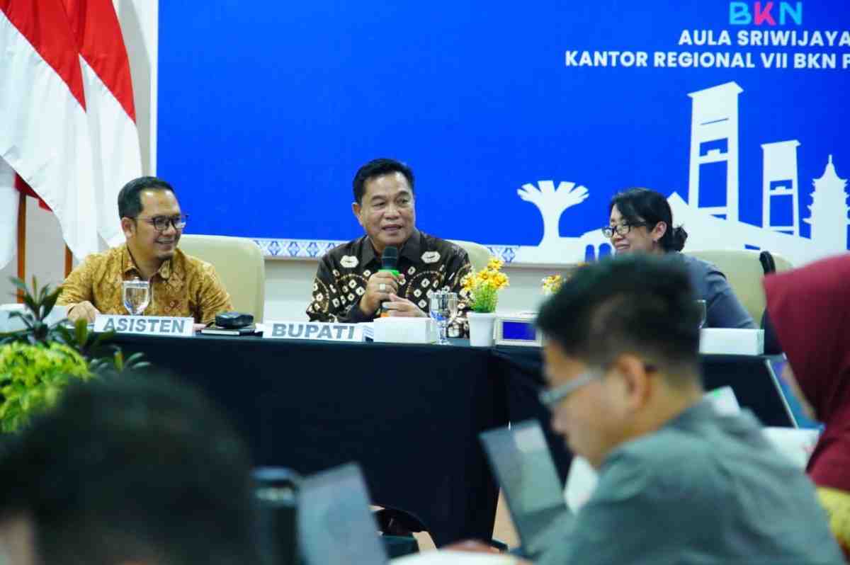 Bupati Muba HM Toha Tohet, SH saat kunjungan bersama jajaran Pemkab Muba ke kantor Regional VII BKN Palembang dalam Forum Dialogis Pembangunan Manajemen Talenta, Jumat (2/10/2026). Foto: Kominfo Muba.