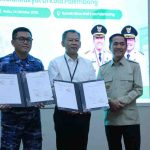 Pemerintah Kota Palembang bersama TNI Angkatan Udara resmi menandatangani pernyataan bersama terkait penggunaan sementara aset lahan TNI AU seluas 6,9 hektare milik Lanud Sri Mulyono Herlambang (SMH), untuk pembangunan Sekolah Rakyat. Foto: Kominfo Palembang.