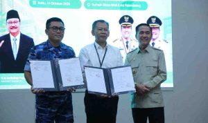 Pemerintah Kota Palembang bersama TNI Angkatan Udara resmi menandatangani pernyataan bersama terkait penggunaan sementara aset lahan TNI AU seluas 6,9 hektare milik Lanud Sri Mulyono Herlambang (SMH), untuk pembangunan Sekolah Rakyat. Foto: Kominfo Palembang.