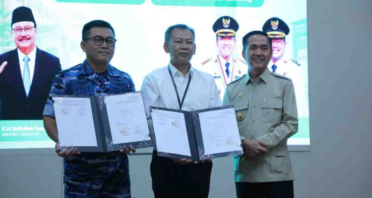 Pemerintah Kota Palembang bersama TNI Angkatan Udara resmi menandatangani pernyataan bersama terkait penggunaan sementara aset lahan TNI AU seluas 6,9 hektare milik Lanud Sri Mulyono Herlambang (SMH), untuk pembangunan Sekolah Rakyat. Foto: Kominfo Palembang.