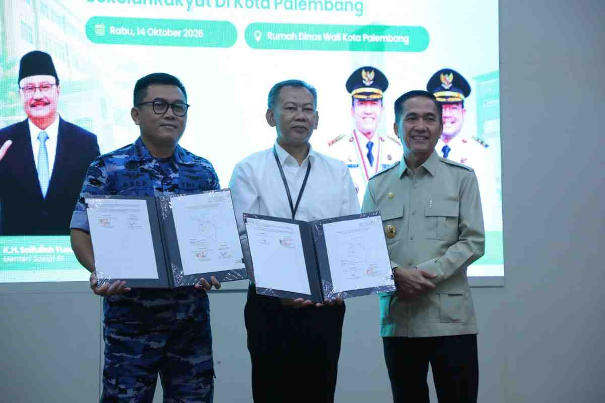 Pemerintah Kota Palembang bersama TNI Angkatan Udara resmi menandatangani pernyataan bersama terkait penggunaan sementara aset lahan TNI AU seluas 6,9 hektare milik Lanud Sri Mulyono Herlambang (SMH), untuk pembangunan Sekolah Rakyat. Foto: Kominfo Palembang.