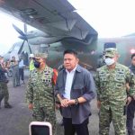 Gubernur Sumsel, Herman Deru saat meninjau pesawat yang akan menebarkan teknologi dry ice di bandara TNI AU, Palembang. Foto: Humas Pemprov Sumsel.