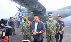 Gubernur Sumsel, Herman Deru saat meninjau pesawat yang akan menebarkan teknologi dry ice di bandara TNI AU, Palembang. Foto: Humas Pemprov Sumsel.