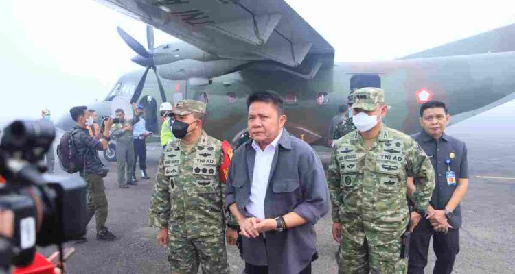 Gubernur Sumsel, Herman Deru saat meninjau pesawat yang akan menebarkan teknologi dry ice di bandara TNI AU, Palembang. Foto: Humas Pemprov Sumsel.