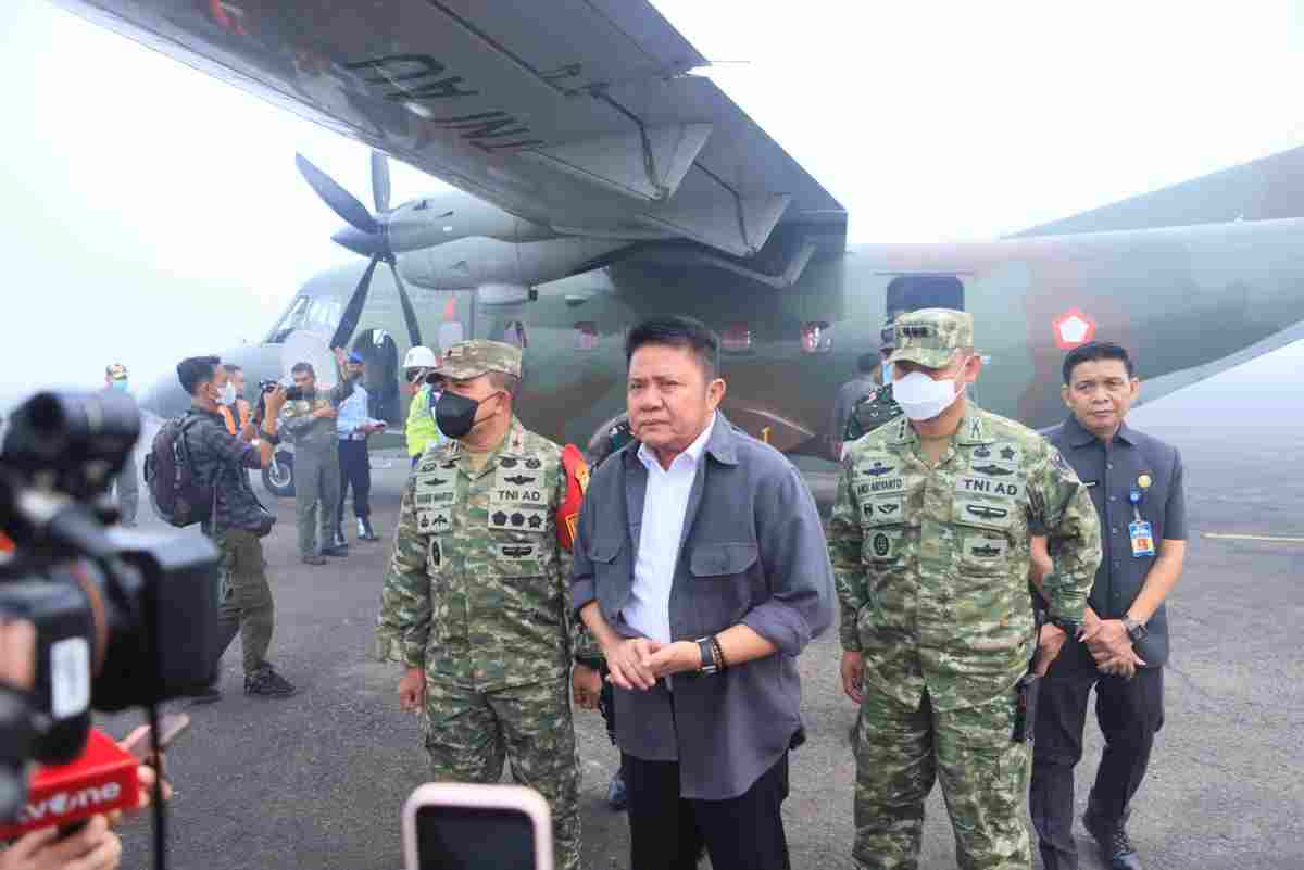 Gubernur Sumsel, Herman Deru saat meninjau pesawat yang akan menebarkan teknologi dry ice di bandara TNI AU, Palembang. Foto: Humas Pemprov Sumsel.