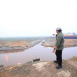Gubernur Sumsel, Herman Deru saat meninjau karhutla berada di Kabupaten OKI. Foto: Humas Pemprov Sumsel.