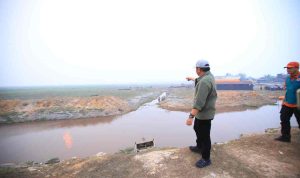 Gubernur Sumsel, Herman Deru saat meninjau karhutla berada di Kabupaten OKI. Foto: Humas Pemprov Sumsel.