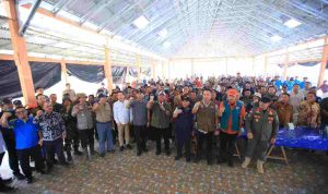 Gubernur Sumsel, Herman Deru saat rapat koordinasi dengan para kepala desa dan camar di OKI. Foto: Humas Pemprov Sumsel.