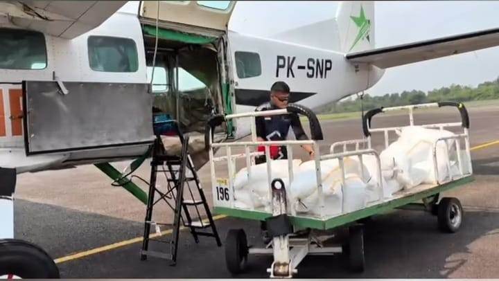 Petugas memuat sarana tekologi dry ice ke pesawat, untuk disemai di wilayah Kota Palembang, Foto: BPBD Nasional.