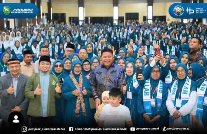 Gubernur Sumatera Selatan (Sumsel), H. Herman Deru menghadiri kegiatan tadabbur Al-Qur'an dan Manasik Umrah Majelis Taklim Al Hayza Leanpuri Kabupaten Ogan Komering Ilir (OKI) yang berlangsung di Aula Asrama Haji Palembang, Sabtu (31/10/2026). Foto: Humas Pemprov Sumsel.