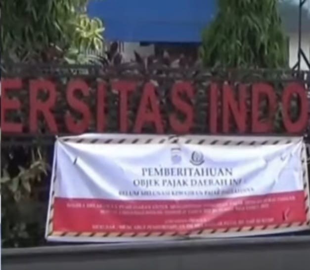 Spanduk tentang tunggakan bayar PBB di depan pagar IGM, Palembang. Foto: IST