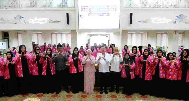 Ketua Badan Kerja Sama Organisasi Wanita (BKOW) Provinsi Sumatera Selatan, Lidyawati Cik Ujang menghadiri pelantikan pengurus Cabang Ikatan Wanita Sulawesi Selatan (IWSS) Palembang periode 2026–2031 yang digelar di kantor Wali Kota Palembang, Rabu (28/10/2026). Foto: Humas Pemprov Sumsel.