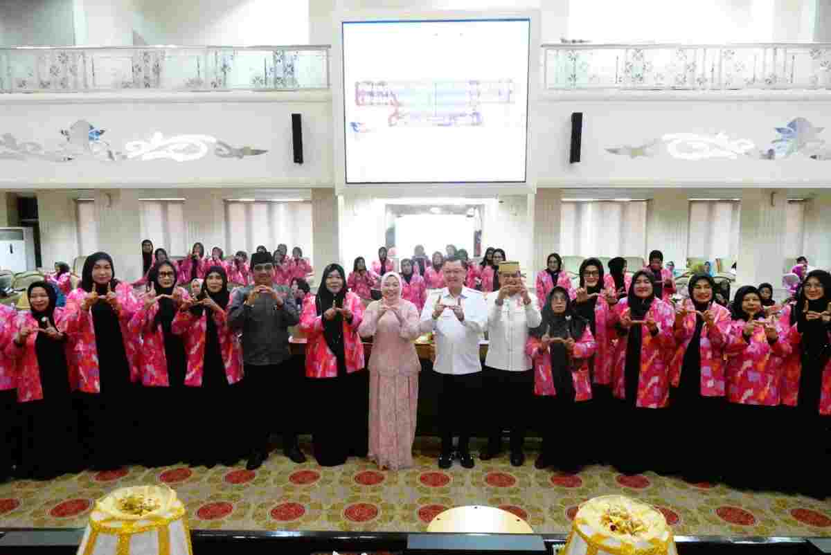 Ketua Badan Kerja Sama Organisasi Wanita (BKOW) Provinsi Sumatera Selatan, Lidyawati Cik Ujang menghadiri pelantikan pengurus Cabang Ikatan Wanita Sulawesi Selatan (IWSS) Palembang periode 2026–2031 yang digelar di kantor Wali Kota Palembang, Rabu (28/10/2026). Foto: Humas Pemprov Sumsel.