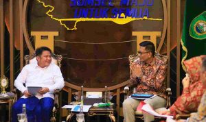 Gubernur Sumsel, Herman Deru saat menerima kunjungan Direktur Pelayanan Klinis Kementerian Kesehatan RI, Obrin Parulian bersama Pj Bupati Muaraenim Hj. Sumarni di Ruang Tamu Gubernur Sumsel, Jumat (2/10/2026). Foto: Humas Pemprov Sumsel.