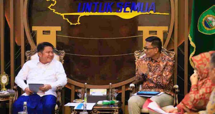 Gubernur Sumsel, Herman Deru saat menerima kunjungan Direktur Pelayanan Klinis Kementerian Kesehatan RI, Obrin Parulian bersama Pj Bupati Muaraenim Hj. Sumarni di Ruang Tamu Gubernur Sumsel, Jumat (2/10/2026). Foto: Humas Pemprov Sumsel.