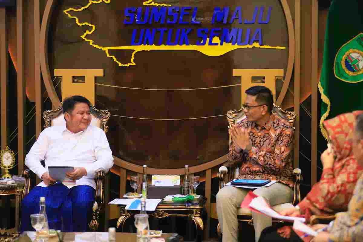 Gubernur Sumsel, Herman Deru saat menerima kunjungan Direktur Pelayanan Klinis Kementerian Kesehatan RI, Obrin Parulian bersama Pj Bupati Muaraenim Hj. Sumarni di Ruang Tamu Gubernur Sumsel, Jumat (2/10/2026). Foto: Humas Pemprov Sumsel.