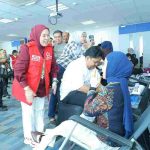 Ketua PMI Kota Palembang, Dewi Sastrani Ratu Dewa hadir langsung pada kegiatan donor darah yang digelar Bank Mandiri Regional II Sumatera, Palembang, Jumat (2/10/2026). Foto: Kominfo Palembang.