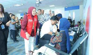 PMI-40kb (1) Ketua PMI Kota Palembang, Dewi Sastrani Ratu Dewa hadir langsung pada kegiatan donor darah yang digelar Bank Mandiri Regional II Sumatera, Palembang, Jumat (2/10/2026). Foto: Kominfo Palembang.