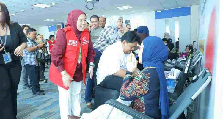 Ketua PMI Kota Palembang, Dewi Sastrani Ratu Dewa hadir langsung pada kegiatan donor darah yang digelar Bank Mandiri Regional II Sumatera, Palembang, Jumat (2/10/2026). Foto: Kominfo Palembang.