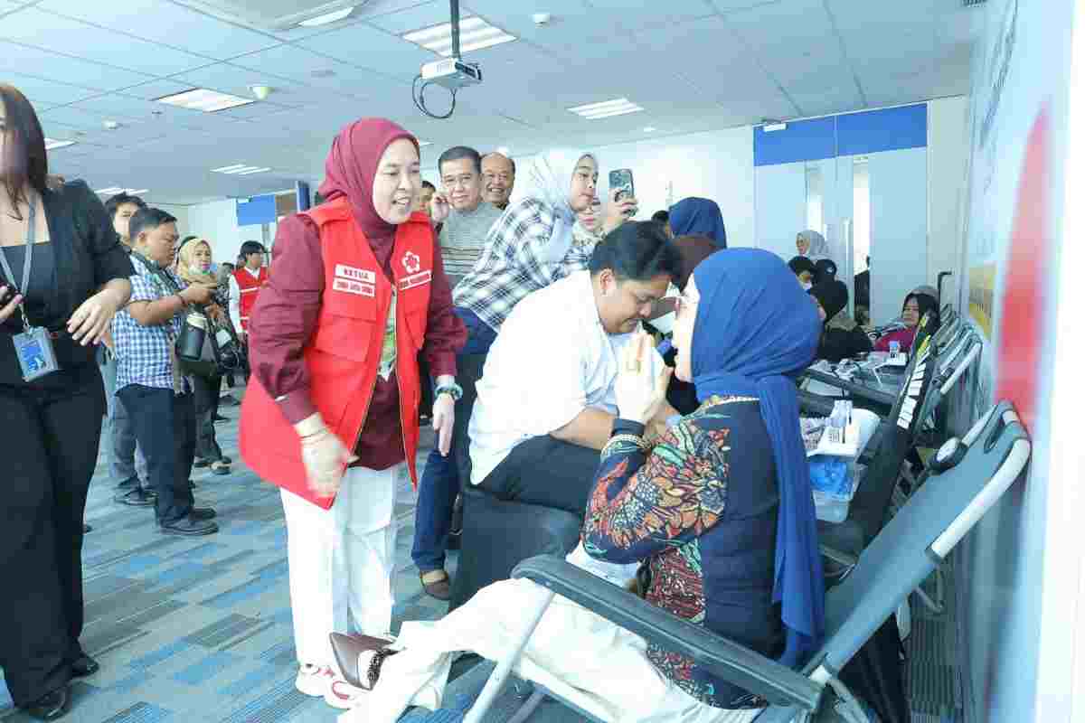 Ketua PMI Kota Palembang, Dewi Sastrani Ratu Dewa hadir langsung pada kegiatan donor darah yang digelar Bank Mandiri Regional II Sumatera, Palembang, Jumat (2/10/2026). Foto: Kominfo Palembang.