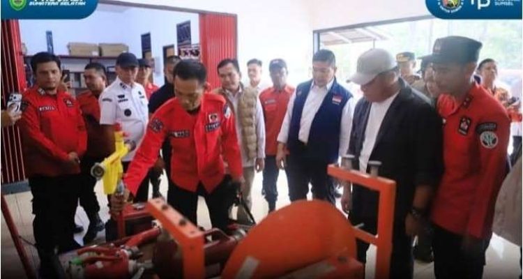 Gubernur Sumsel Herman Deru saat meninjau kantor Manggala Agni Daerah Operasi (Daops) 1 Sumsel XV/Muba, didampingi Bupati Musi Banyuasin M. Toha Tohet, Rabu (28/10/2026). Foto: Humas Pemprov Sumsel.
