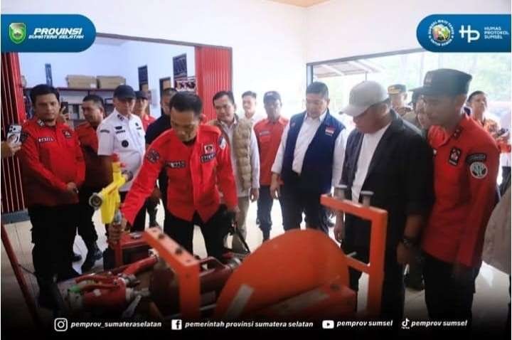 Gubernur Sumsel Herman Deru saat meninjau kantor Manggala Agni Daerah Operasi (Daops) 1 Sumsel XV/Muba, didampingi Bupati Musi Banyuasin M. Toha Tohet, Rabu (28/10/2026). Foto: Humas Pemprov Sumsel.