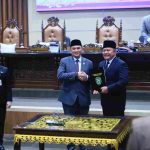 Gubernur Sumsel, Herman Deru dan Ketua DPRD Provinsi Sumsel, Andie Dinialdie usai menandatangani pengesahan RAPBD 2027. Foto: Humas Pemprov Sumsel.