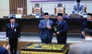 Gubernur Sumsel, Herman Deru dan Ketua DPRD Provinsi Sumsel, Andie Dinialdie usai menandatangani pengesahan RAPBD 2027. Foto: Humas Pemprov Sumsel.