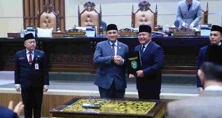 Gubernur Sumsel, Herman Deru dan Ketua DPRD Provinsi Sumsel, Andie Dinialdie usai menandatangani pengesahan RAPBD 2027. Foto: Humas Pemprov Sumsel.