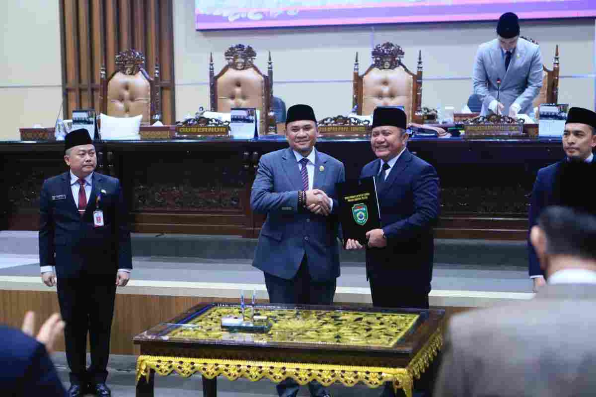 Gubernur Sumsel, Herman Deru dan Ketua DPRD Provinsi Sumsel, Andie Dinialdie usai menandatangani pengesahan RAPBD 2027. Foto: Humas Pemprov Sumsel.