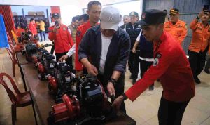 Gubernur Sumsel, Herman Deru saat meninjau kantor Manggala Agni Daerah Operasi (Daops) 1 Sumsel XV/Muba, didampingi Bupati Musi Banyuasin M. Toha Tohet, Rabu (28/10/2026). Foto: Humas Pemprov Sumsel.