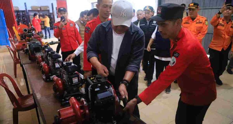 Gubernur Sumsel, Herman Deru saat meninjau kantor Manggala Agni Daerah Operasi (Daops) 1 Sumsel XV/Muba, didampingi Bupati Musi Banyuasin M. Toha Tohet, Rabu (28/10/2026). Foto: Humas Pemprov Sumsel.