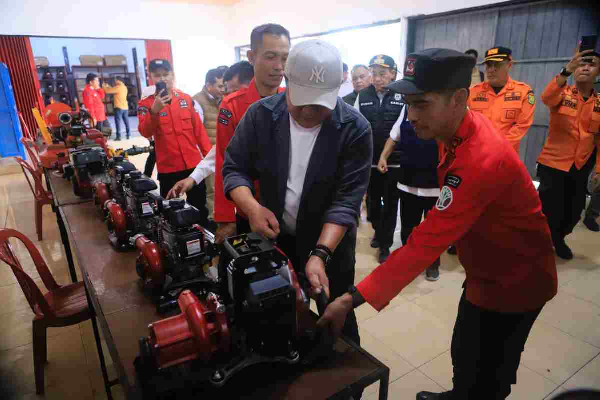 Gubernur Sumsel, Herman Deru saat meninjau kantor Manggala Agni Daerah Operasi (Daops) 1 Sumsel XV/Muba, didampingi Bupati Musi Banyuasin M. Toha Tohet, Rabu (28/10/2026). Foto: Humas Pemprov Sumsel.